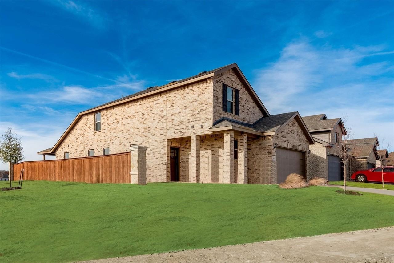 1800 Winecup Dr - Photo 3 of 29