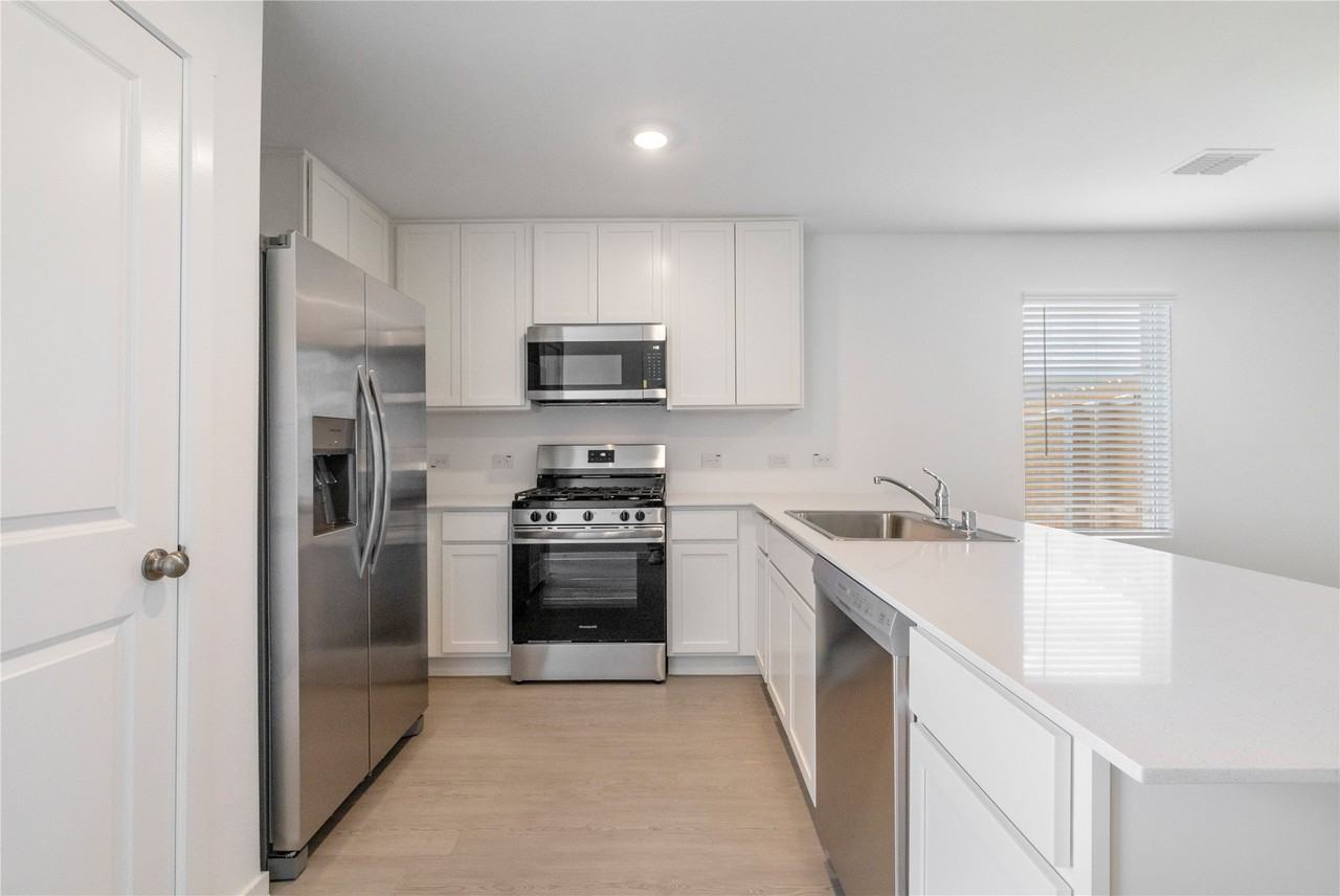 15016 Reyes Rd - Photo 7 of 21