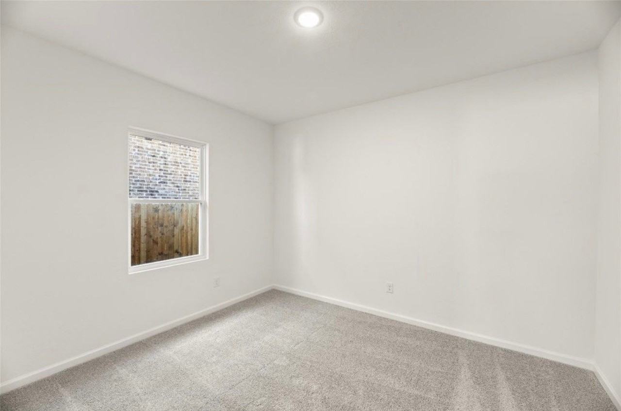 10308 Holycross Ln - Photo 6 of 27
