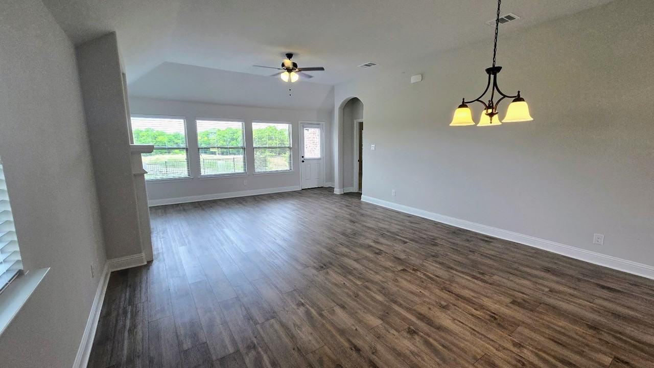 552 Firethorn Dr - Photo 4 of 18