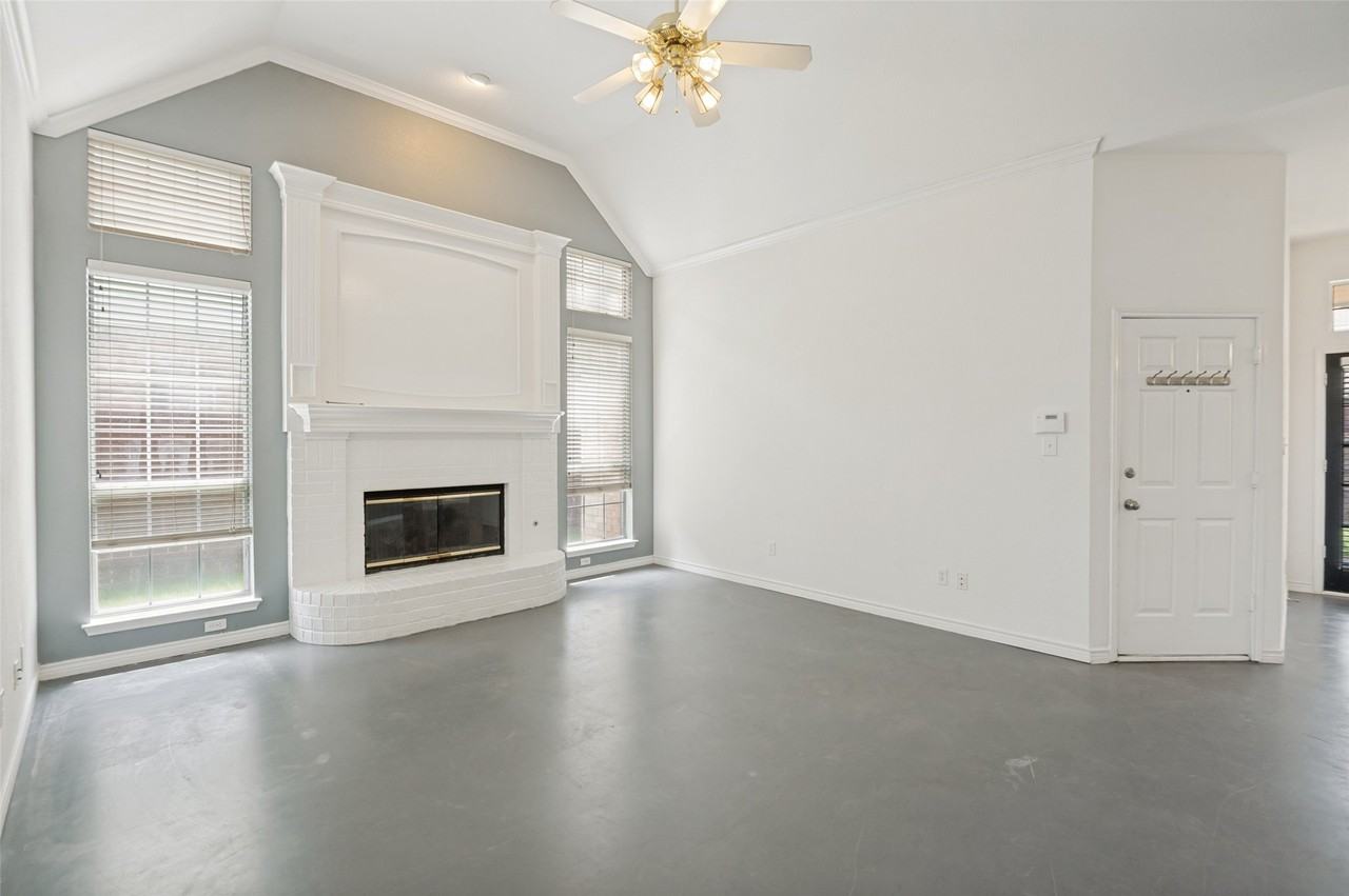 3928 Overlake Dr - Photo 3 of 12