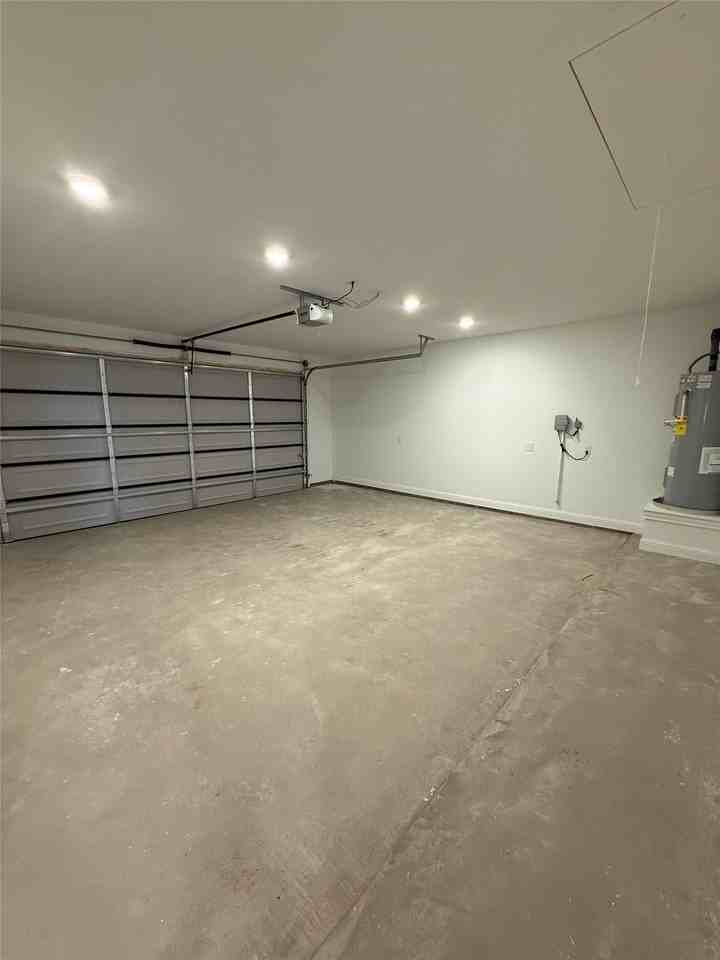 320 Woodstock Ln - Photo 5 of 16