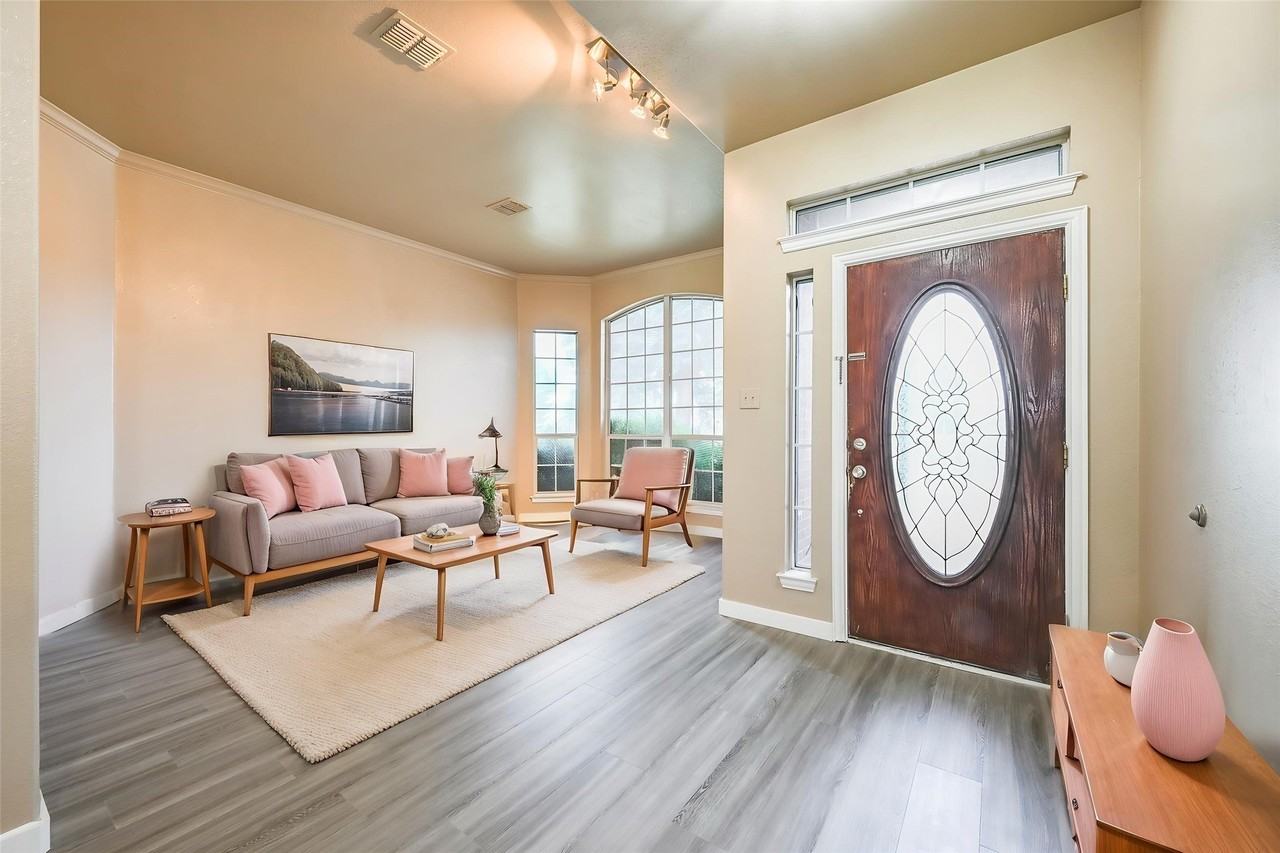 606 Primavera Dr - Photo 2 of 15