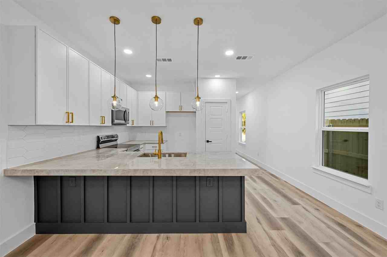 2413 Easley St - Photo 4 of 23