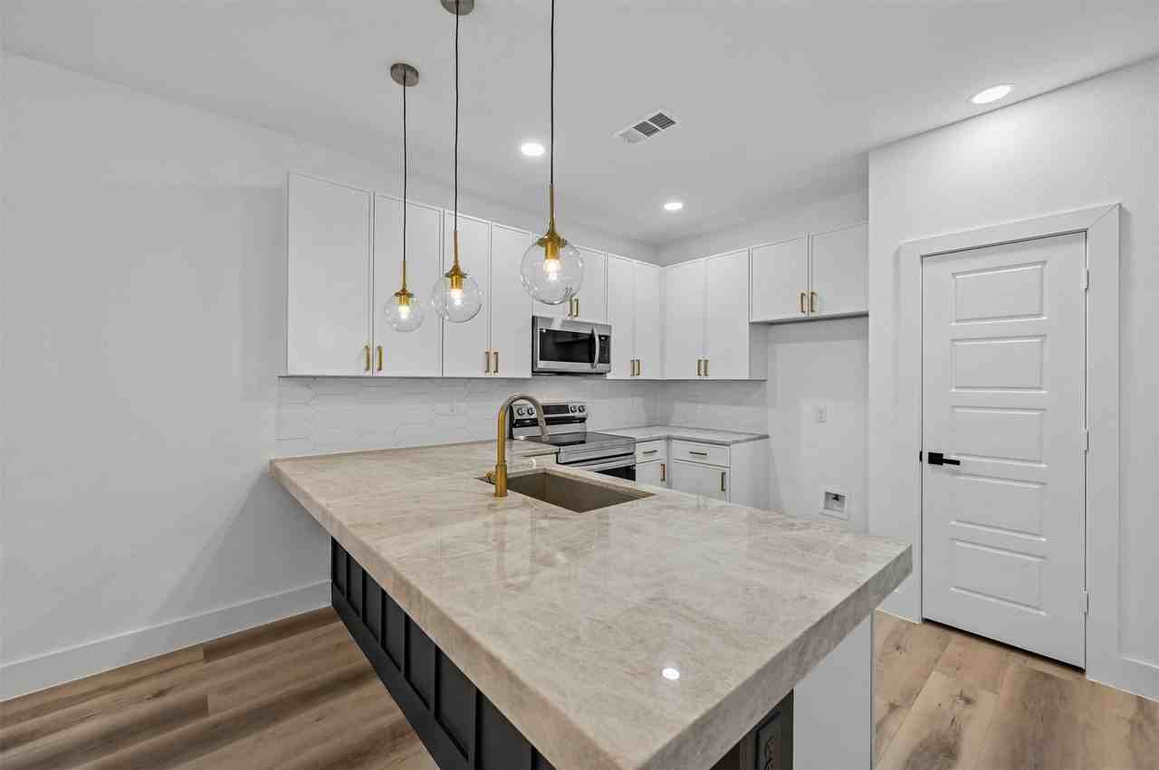 2413 Easley St - Photo 5 of 23