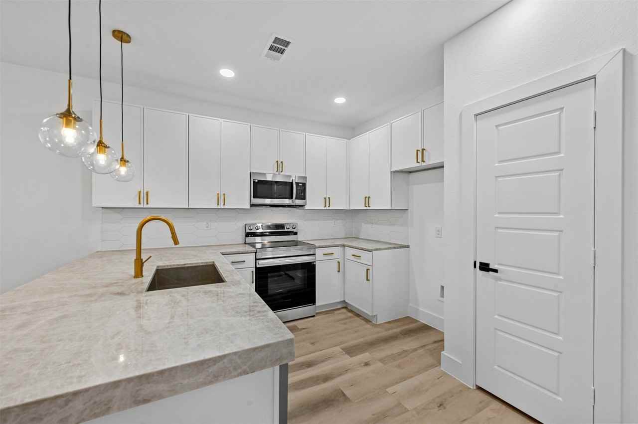 2413 Easley St - Photo 7 of 23