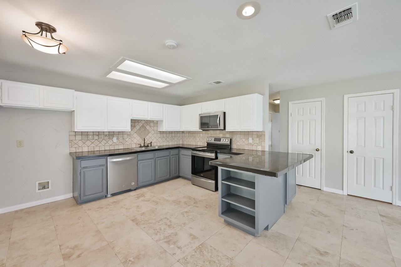1521 Stratford Dr - Photo 3 of 39