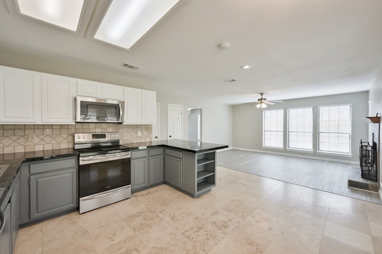1521 Stratford Dr - Photo 4 of 39