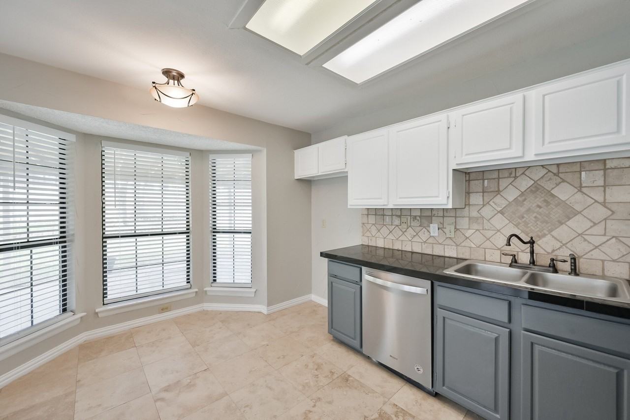 1521 Stratford Dr - Photo 6 of 39