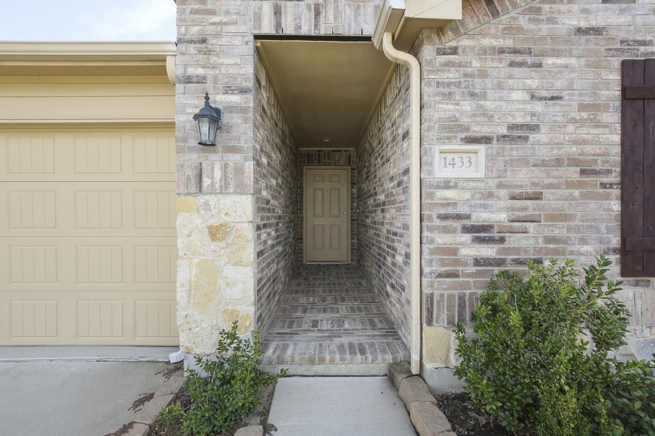 1433 Willoughby Way - Photo 2 of 36