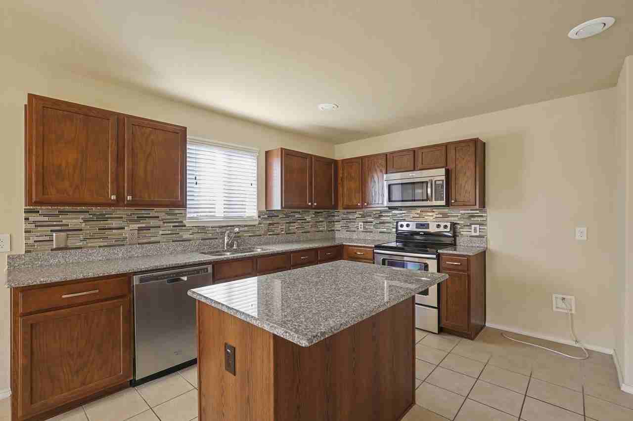 1433 Willoughby Way - Photo 5 of 36
