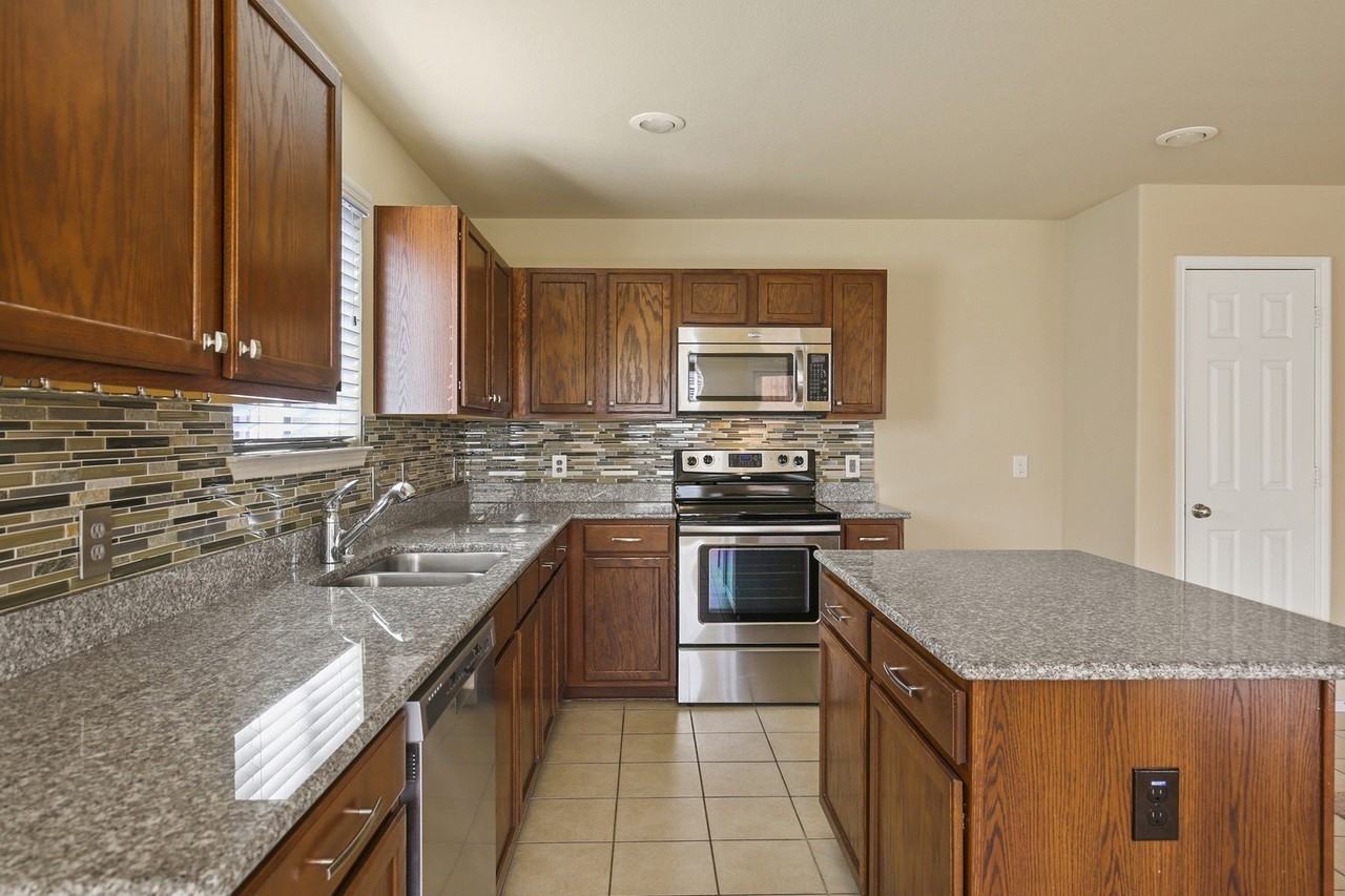 1433 Willoughby Way - Photo 6 of 36