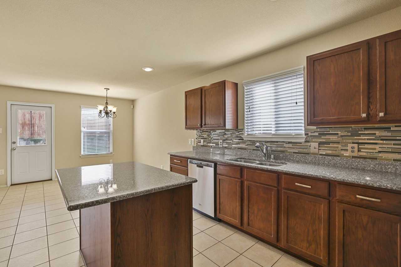 1433 Willoughby Way - Photo 7 of 36