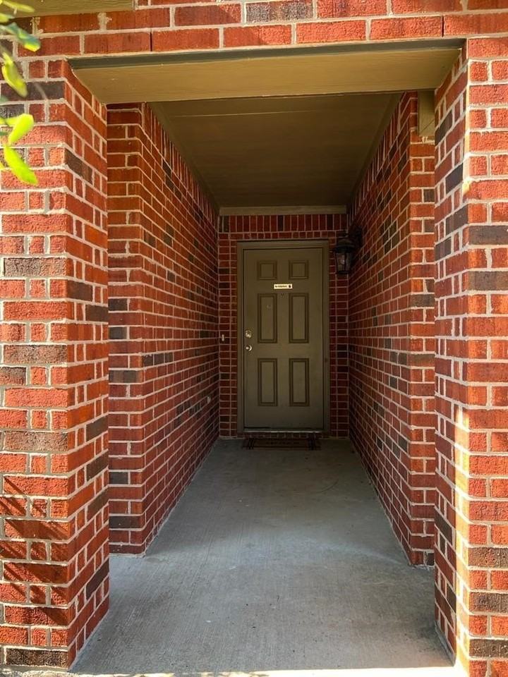 1011 Meadow Green Ct - Photo 2 of 17