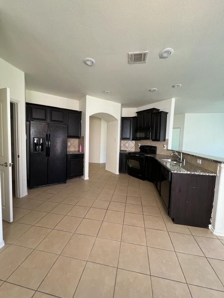 1011 Meadow Green Ct - Photo 5 of 17