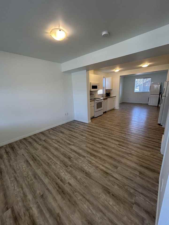 11837 54 St Nw - Photo 4 of 16