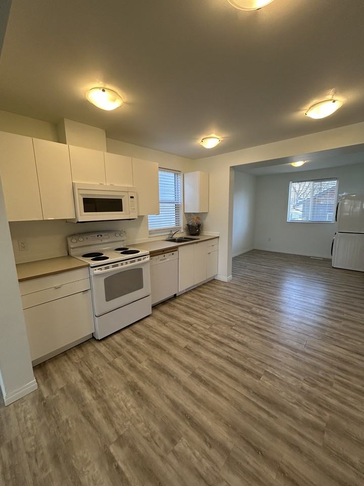 11837 54 St Nw - Photo 6 of 16