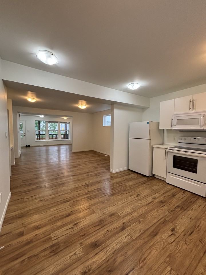 SF226 | 1 Month Free – Spacious 4 Bedroom Main Floor Home – North Edmonton - Photo 4 of 24