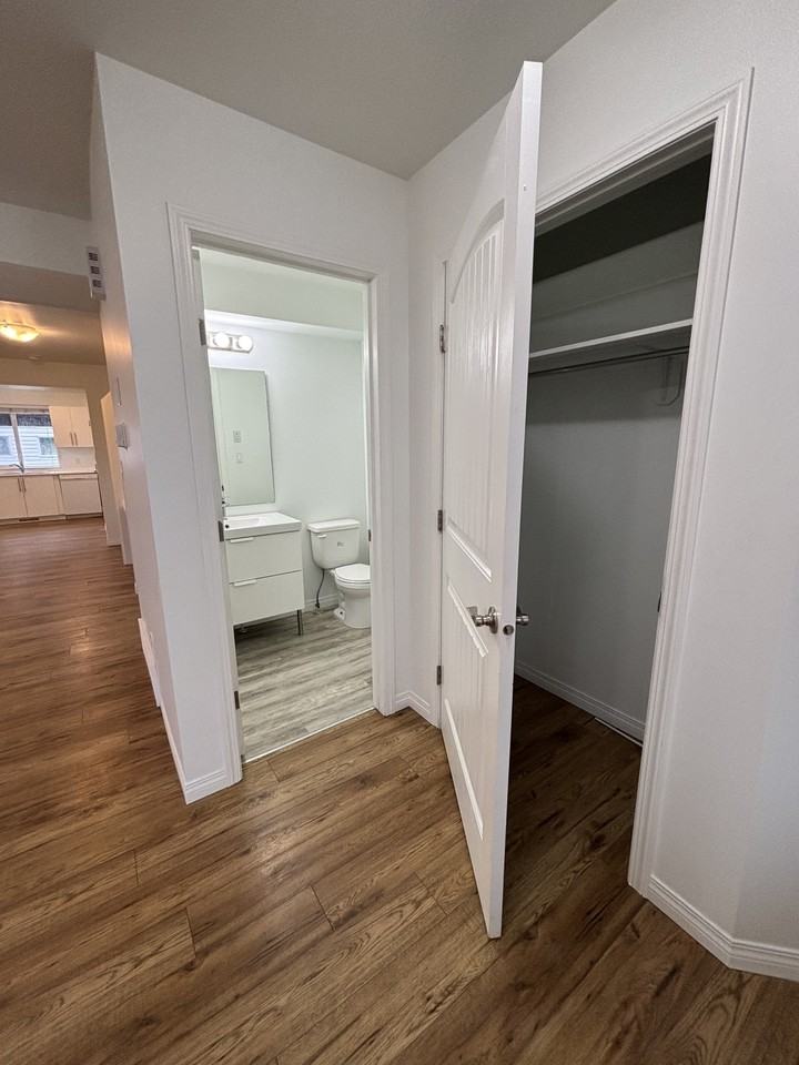 SF226 | 1 Month Free – Spacious 4 Bedroom Main Floor Home – North Edmonton - Photo 5 of 24