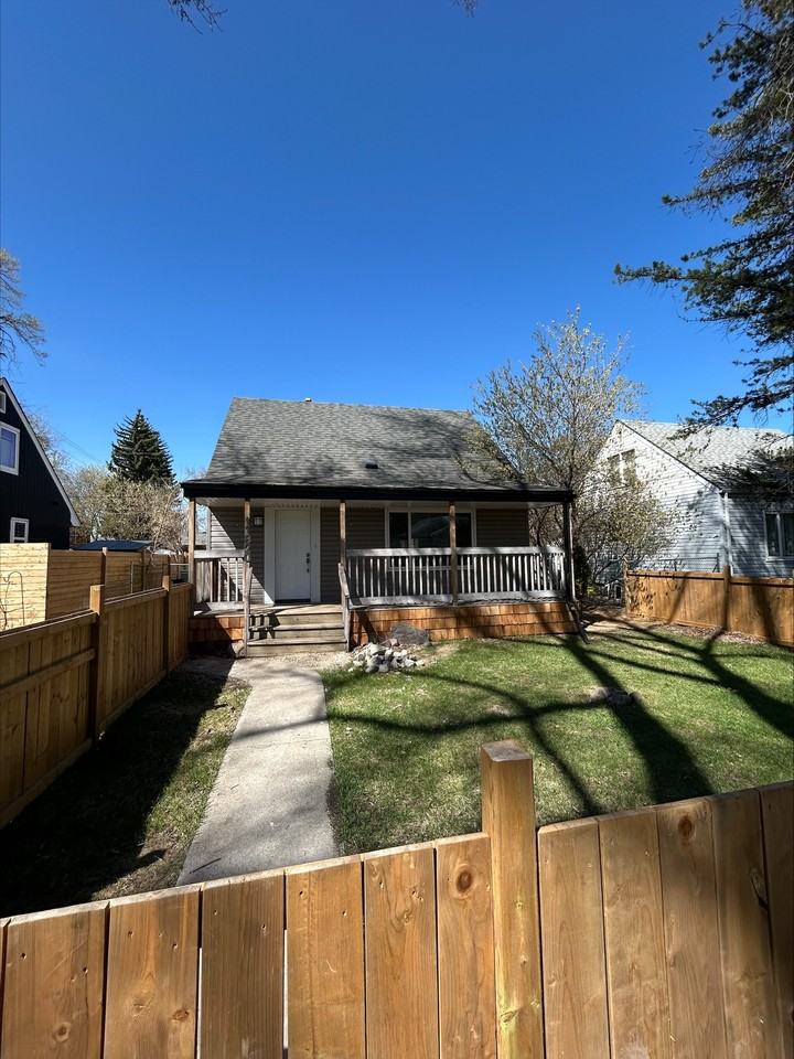 1 MONTH FREE – 4 Bedroom, 2 Bathroom Full House | Northwest Edmonton | SF216 - Photo 2 of 30