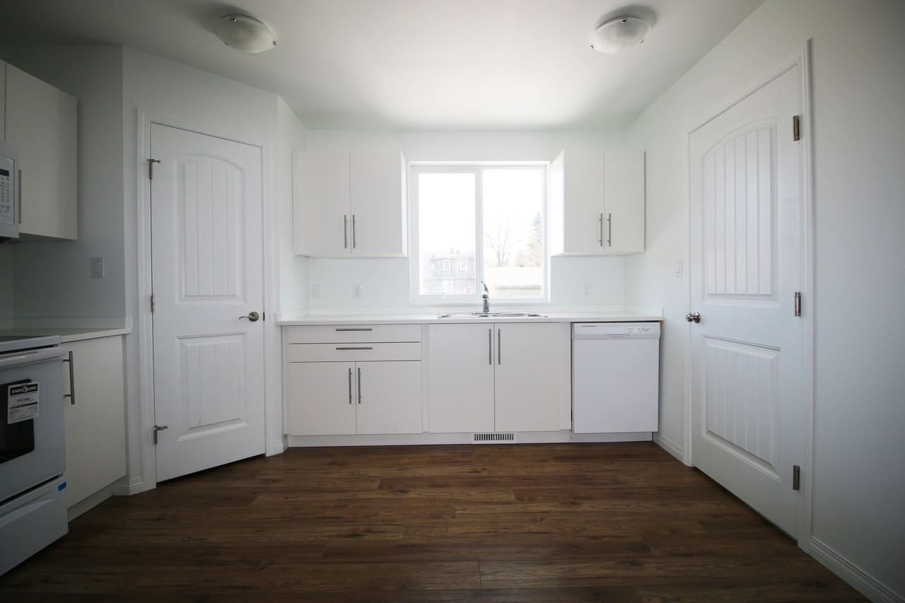 12025 55 St Nw - Photo 6 of 22
