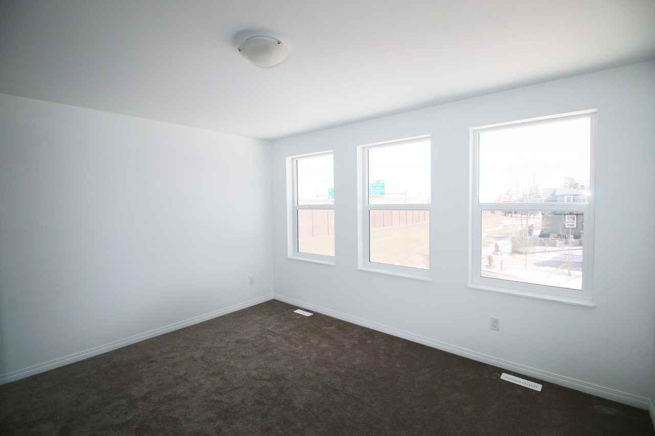 12025 55 St Nw - Photo 7 of 22