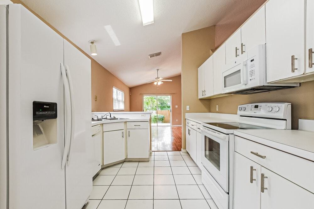 10129 Dean Point Pl - Photo 7 of 16