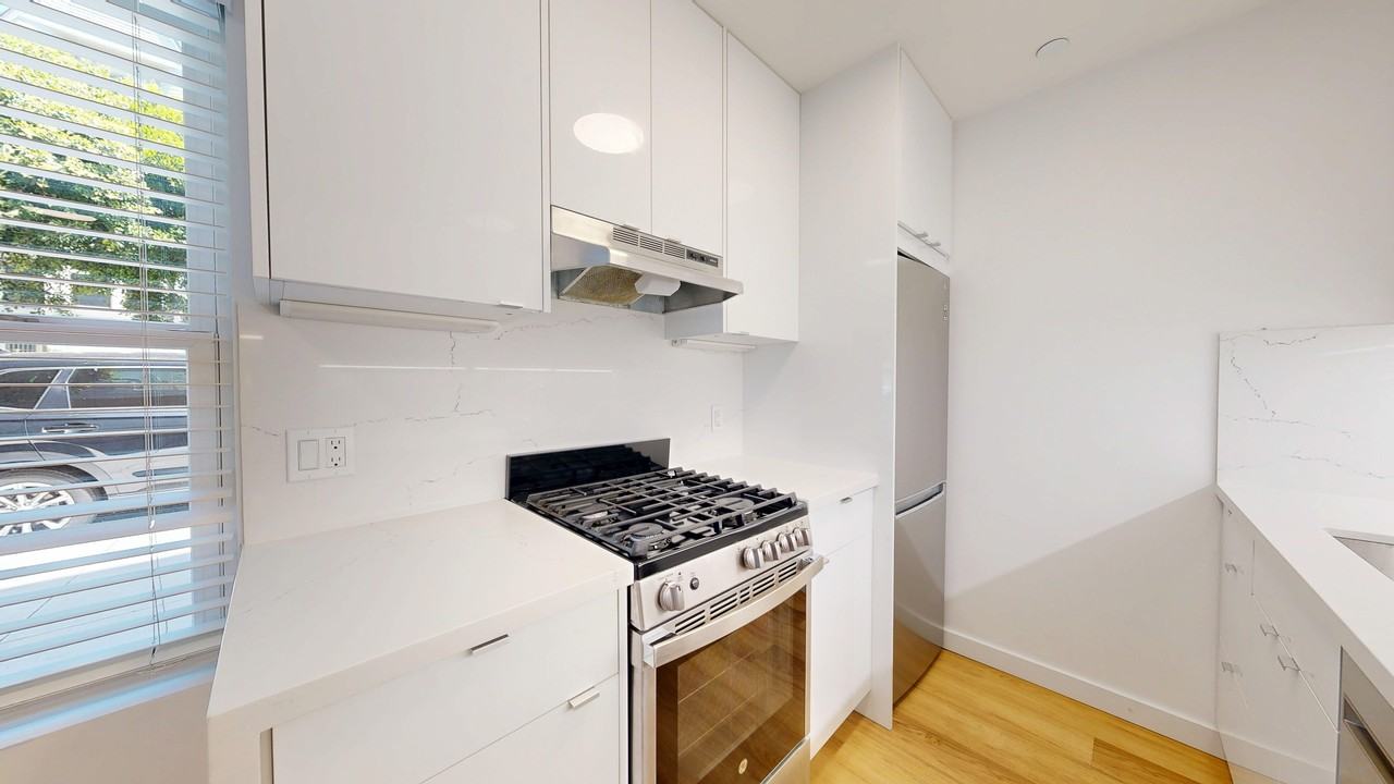 2425 Buchanan St #113 - Photo 6 of 10