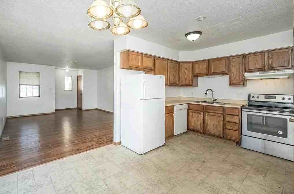 303 Campus Dr #303 - Photo 7 of 9