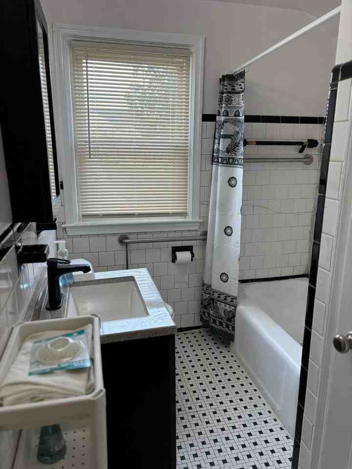 1913 Ramblewood Rd - Photo 2 of 5