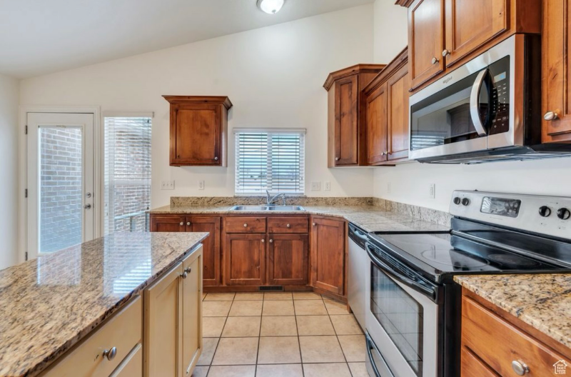 1145 E St - Photo 4 of 18