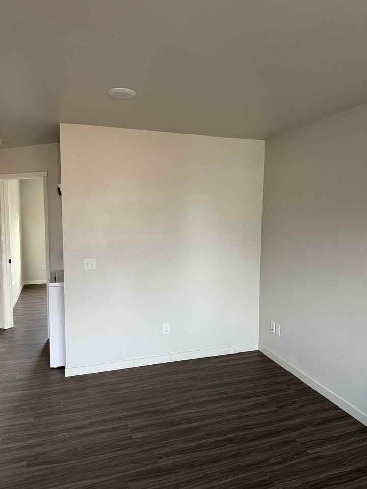 402 Jackson Ave #7 - Photo 2 of 8