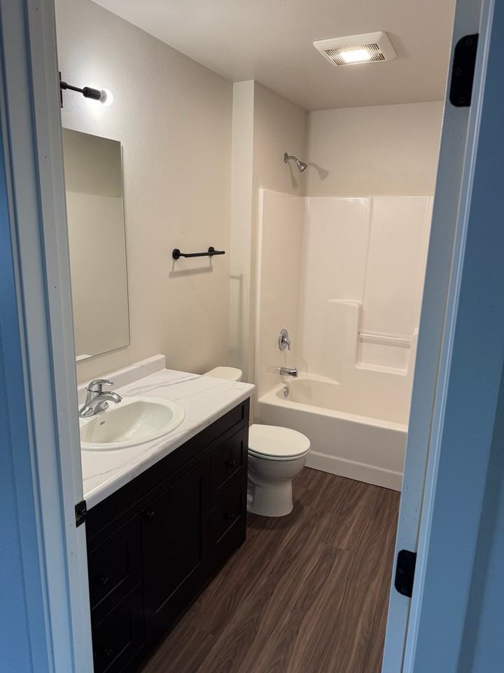 402 Jackson Ave #7 - Photo 7 of 8