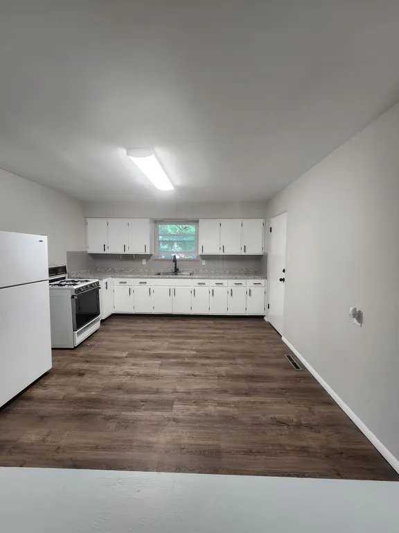 920 S 74th St - Photo 5 of 25