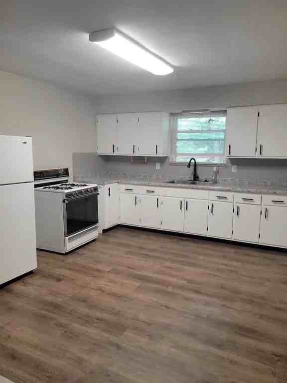 920 S 74th St - Photo 6 of 25