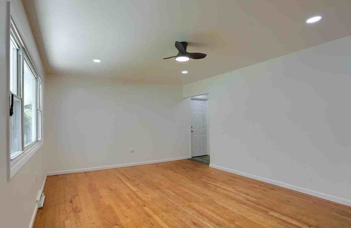 426 Linden St - Photo 4 of 12