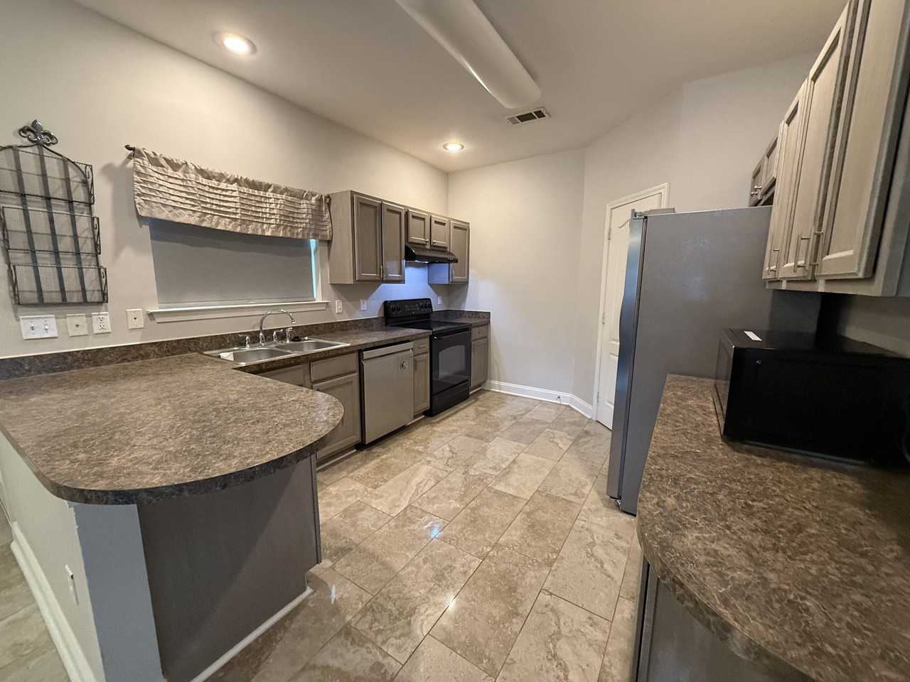 5245 Savannah Ln - Photo 4 of 21