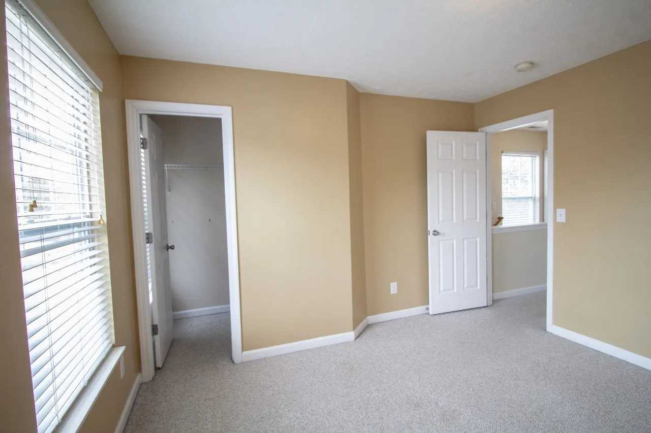 550 Flintlock Ct - Photo 6 of 9