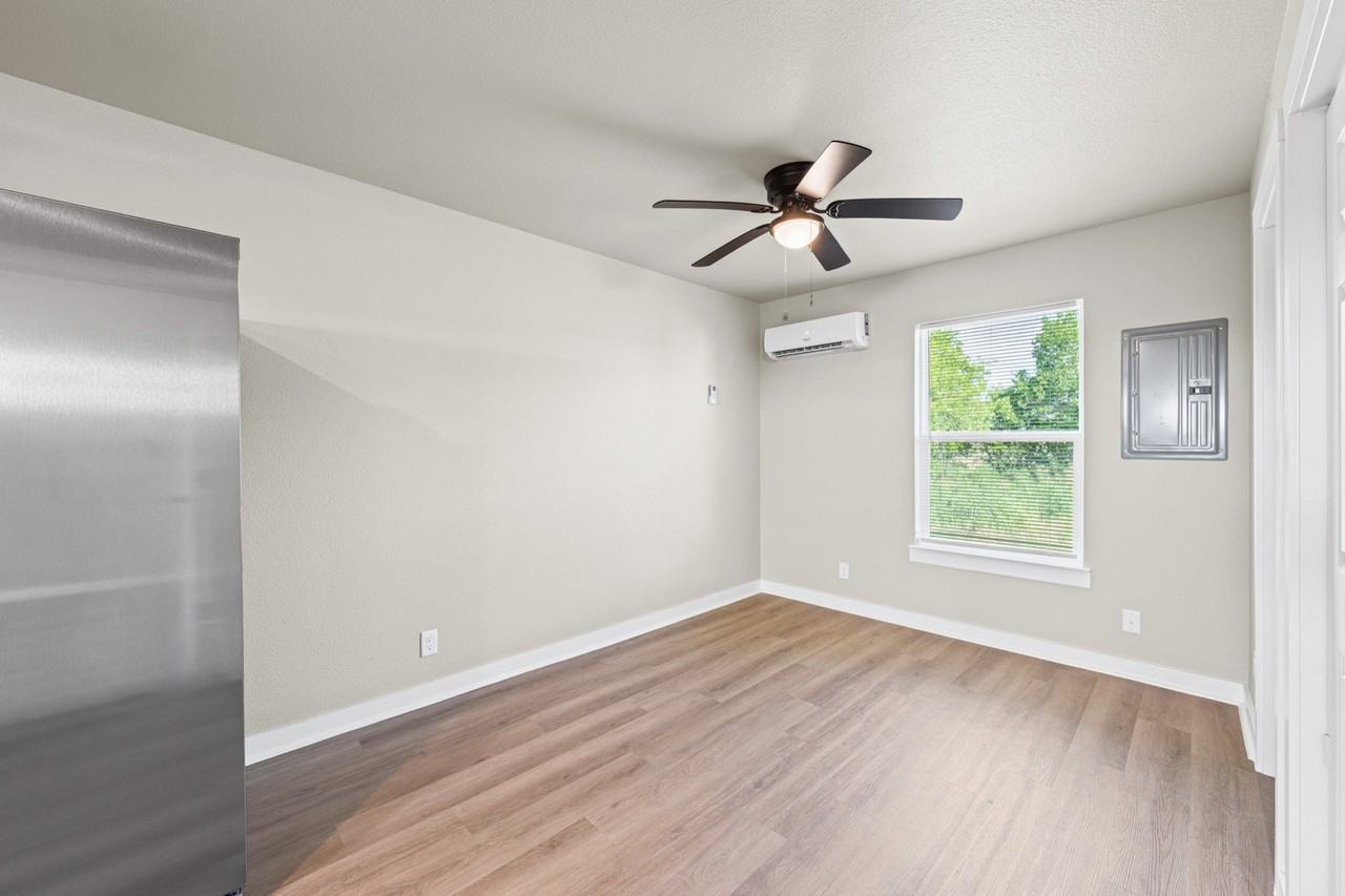 101 Thomas St Unit B - Photo 3 of 11