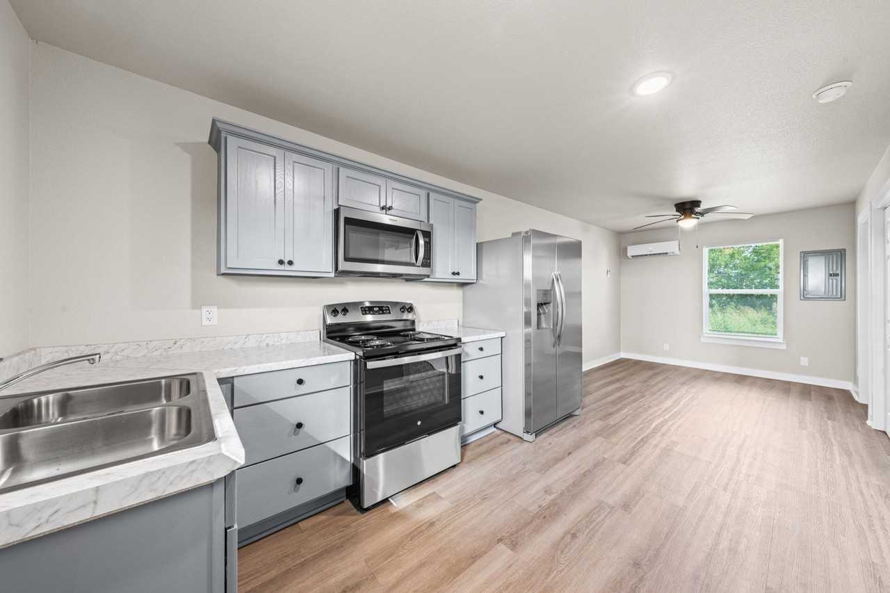 101 Thomas St Unit B - Photo 5 of 11