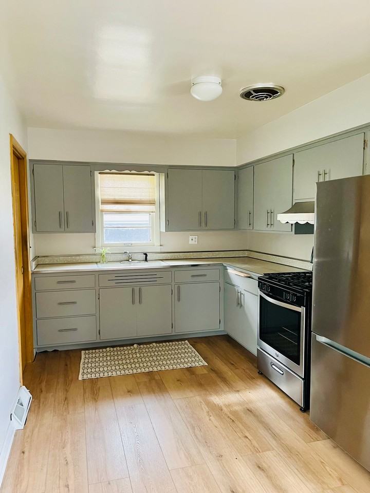 8406 Parrish Ave - Photo 2 of 15
