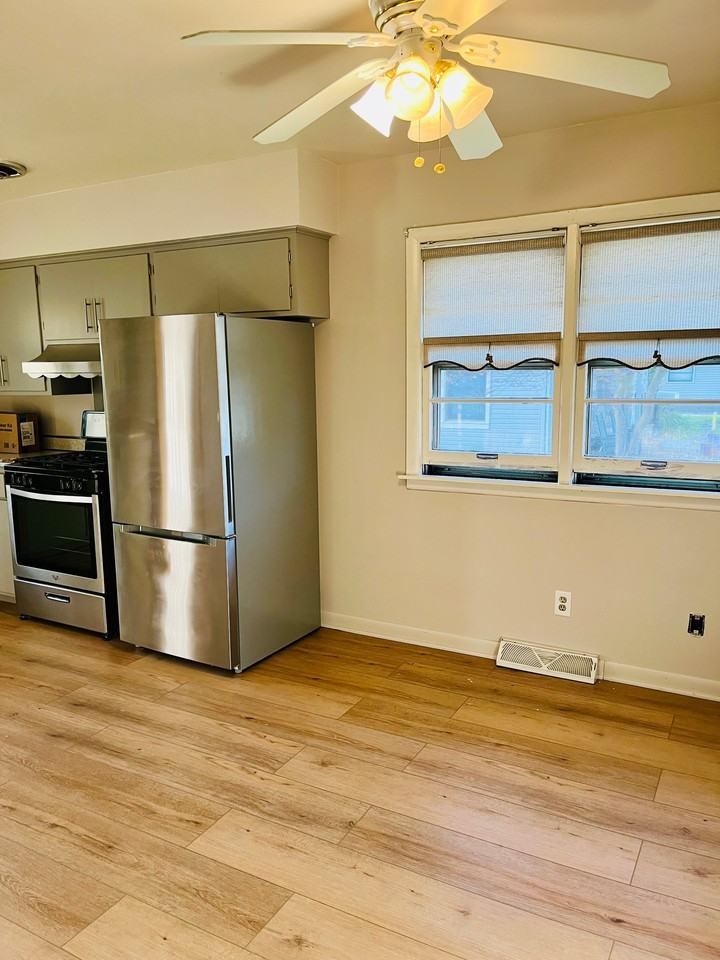 8406 Parrish Ave - Photo 3 of 15
