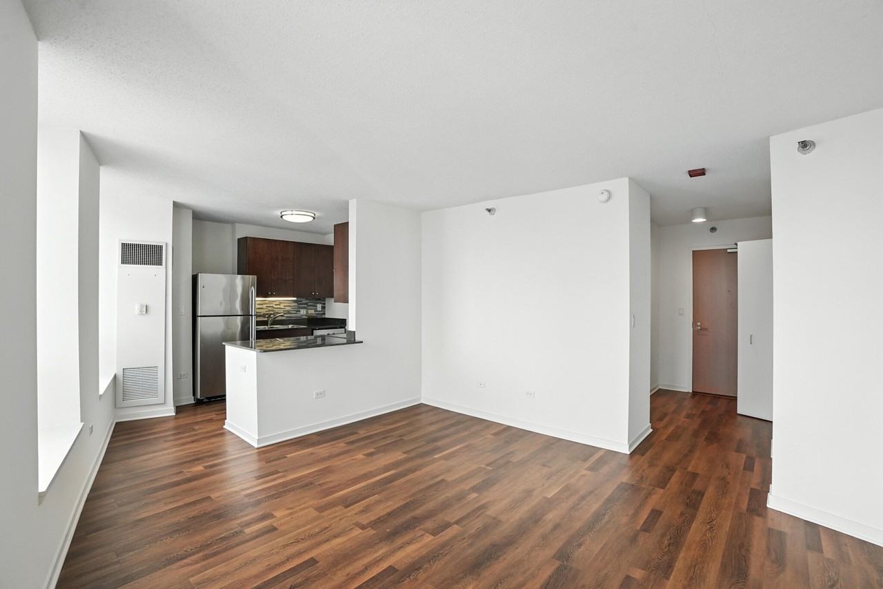 558 N Kingsbury St - Photo 2 of 16