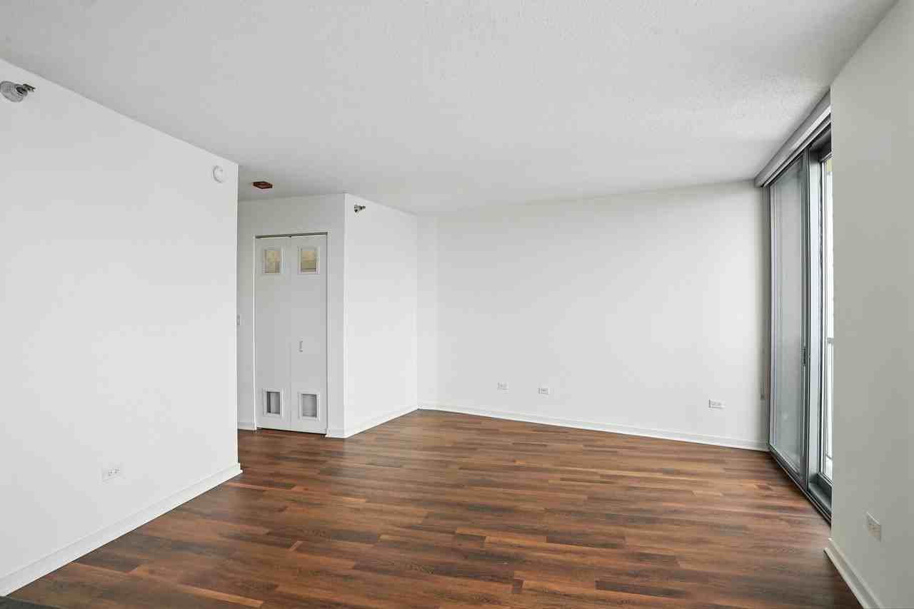 558 N Kingsbury St - Photo 3 of 16