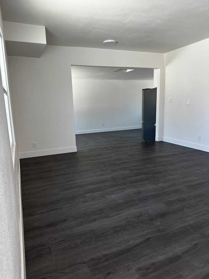 1705 N Sierra Way - Photo 2 of 8