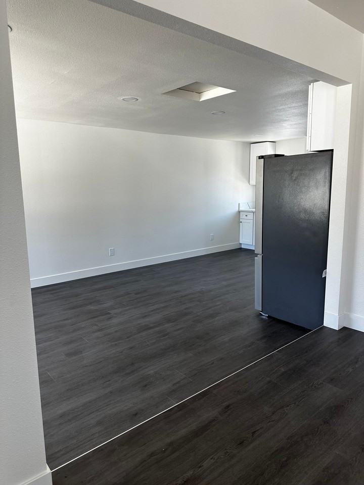 1705 N Sierra Way - Photo 3 of 8