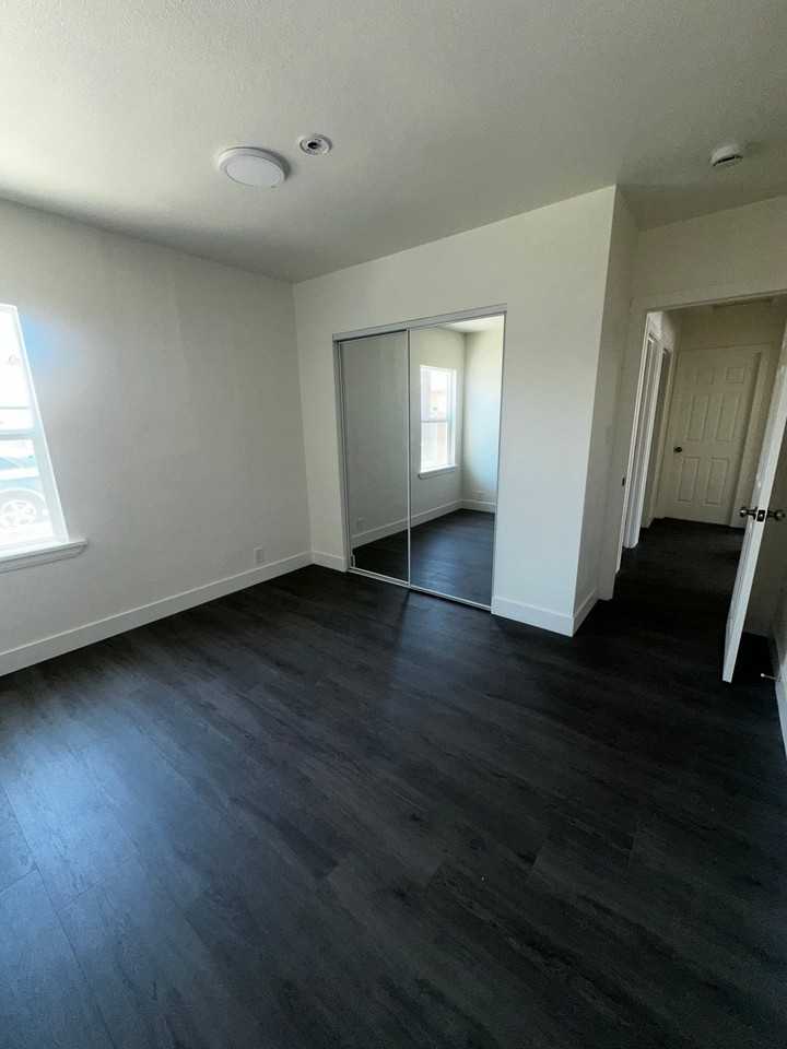 1705 N Sierra Way - Photo 5 of 8