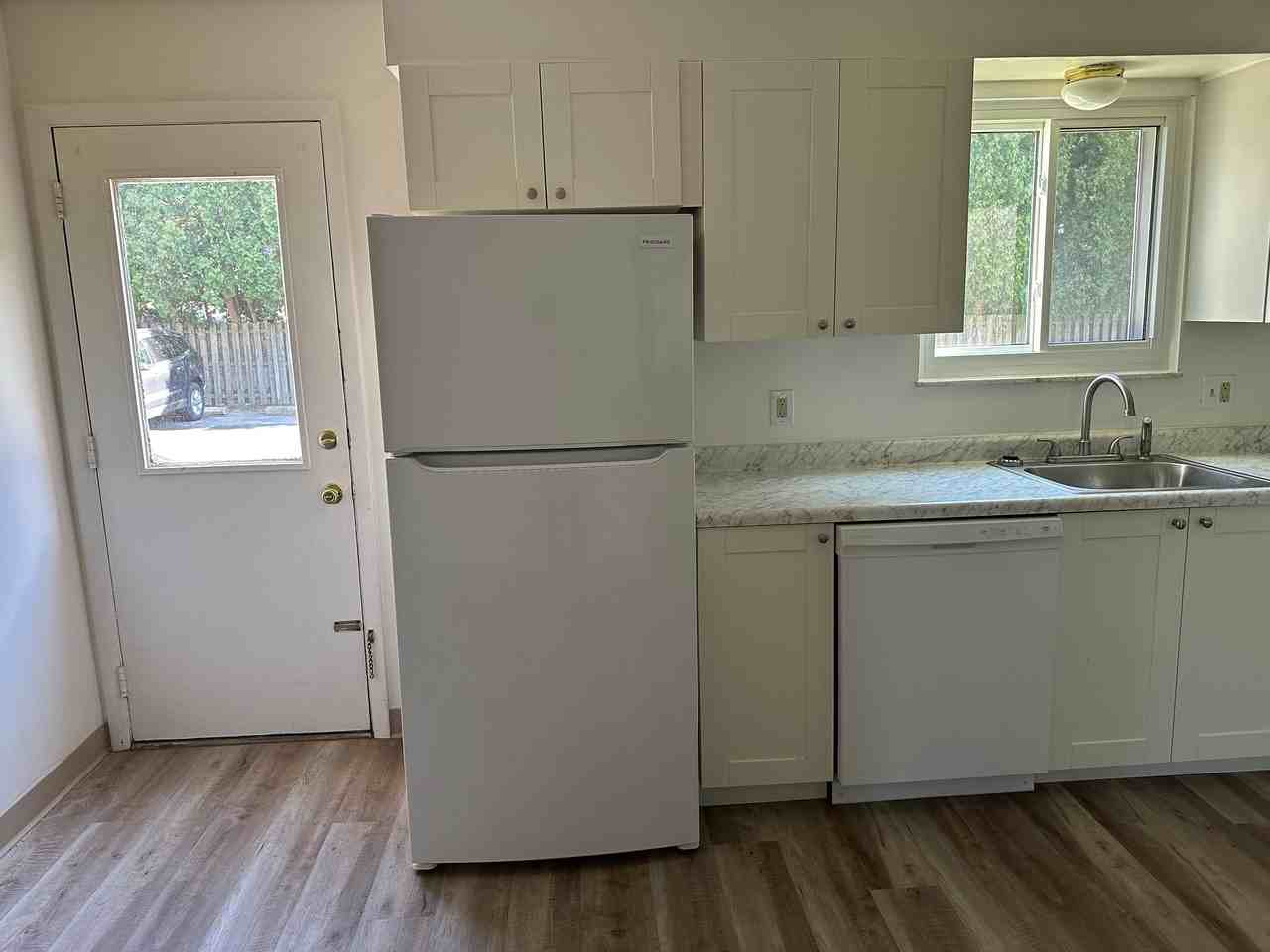 670 Loomis Ave - Photo 5 of 16