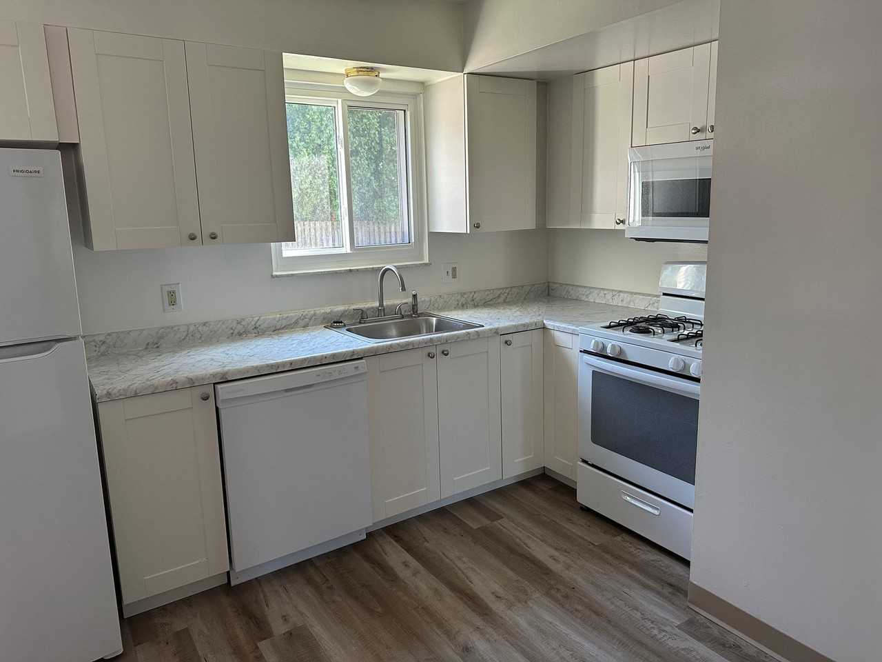 670 Loomis Ave - Photo 6 of 16