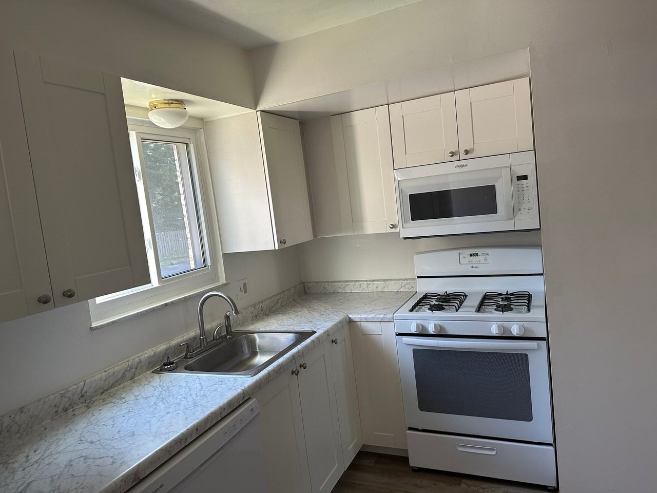 670 Loomis Ave - Photo 7 of 16